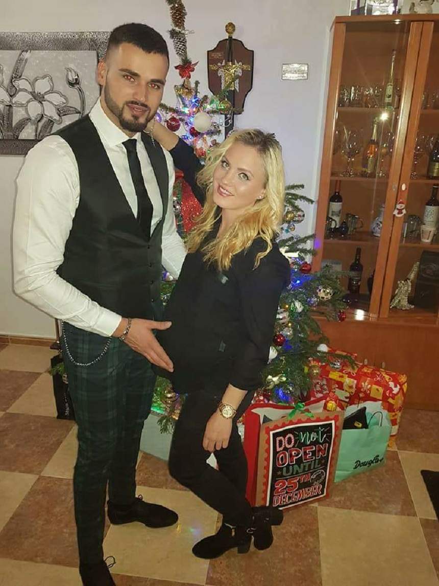 FOTO / Corina şi Traian, foşti concurenţi la MPFM , Crăciun de poveste împreună! Ea - gravidă, el - fericit lângă brad