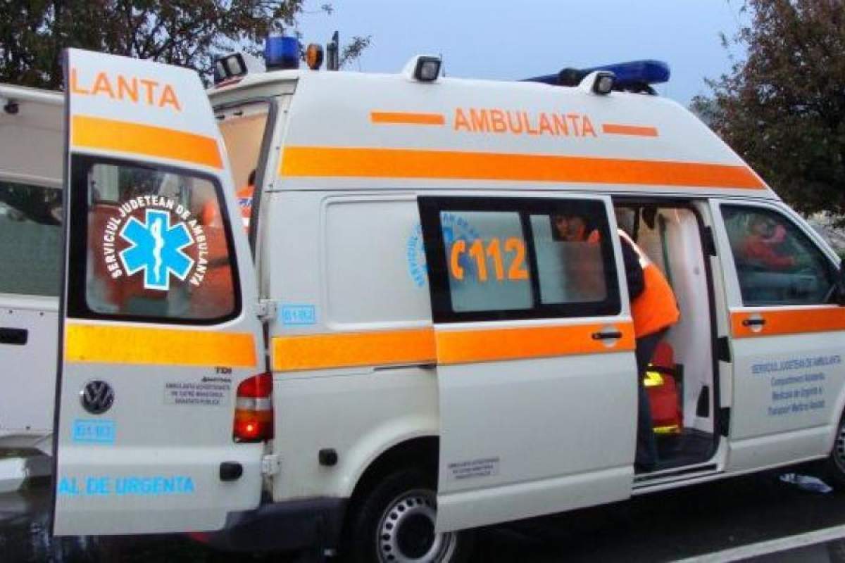 Ambulanță aflată în misiune, lovită în plin de un autoturism! Un copil de 10 ani a fost rănit