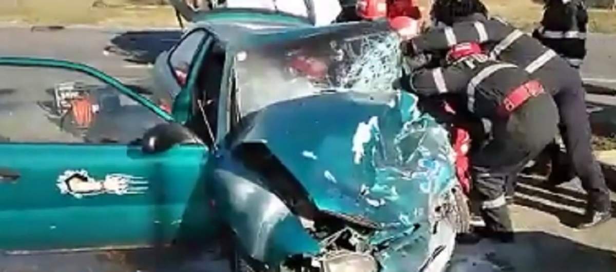 Accident grav în Mehedinţi! Un mort şi opt răniţi, în urma impactului! Traficul în zonă este blocat