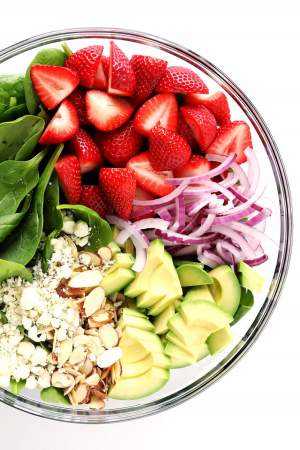 Salată de spanac cu căpșuni și avocado