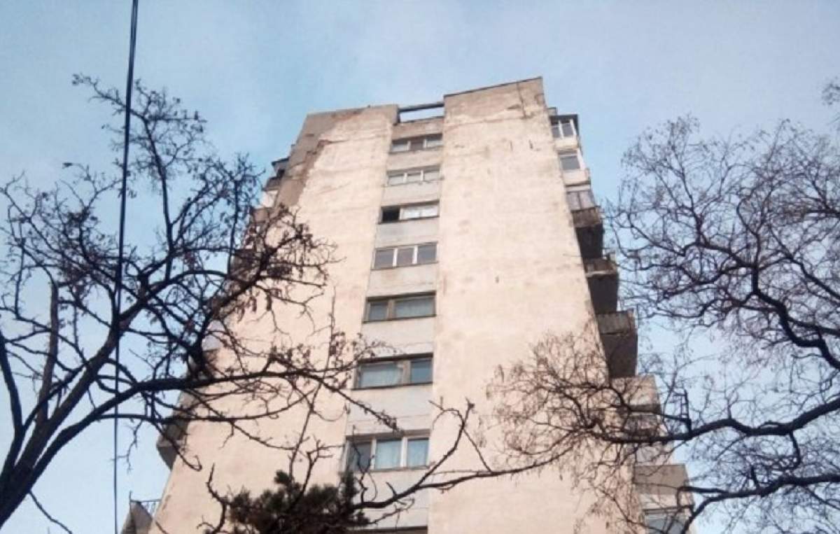 FOTO / Tentativă de sinucidere sau accident? O femeie a căzut de la etajul 8 al unui bloc din Iași. Ce au descoperit polițiștii