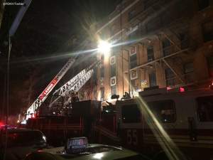 FOTO & VIDEO / Incendiu de proporţii într-o clădire! Cel puţin 12 oameni au murit şi peste 15 sunt răniţi
