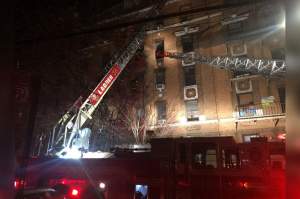 FOTO & VIDEO / Incendiu de proporţii într-o clădire! Cel puţin 12 oameni au murit şi peste 15 sunt răniţi