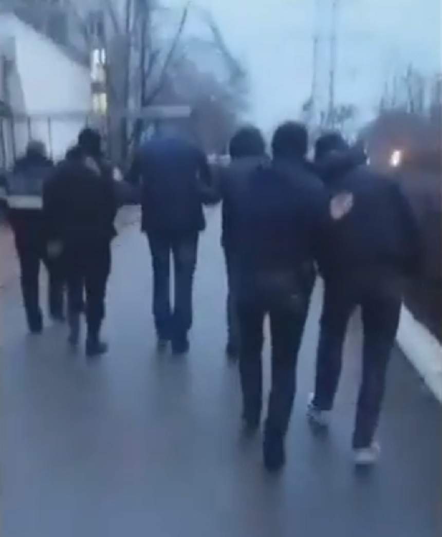 VIDEO / Şocant! Un bărbat din Chişinău a fost împuşcat în cap! Ei sunt agresorii reţinuţi