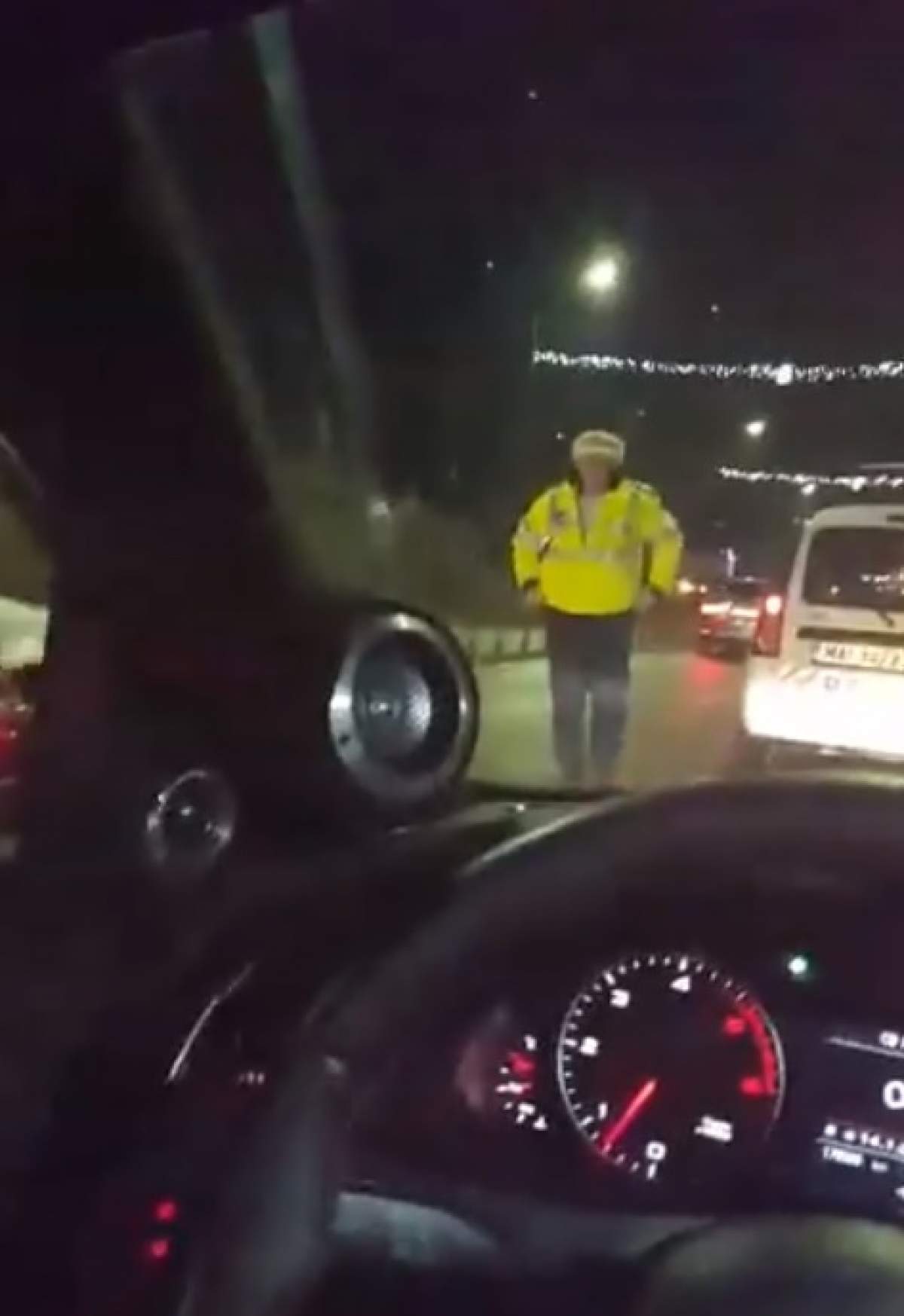 VIDEO / Poliţişti filmaţi într-o ipostază incredibilă, de un taximetrist! Se lasă cu dosar