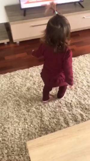 Fetiţa Andreei Tonciu dansează pe manele! Vedeta a surprins-o pe micuţă într-un moment adorabil