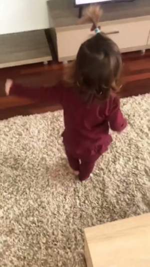 Fetiţa Andreei Tonciu dansează pe manele! Vedeta a surprins-o pe micuţă într-un moment adorabil