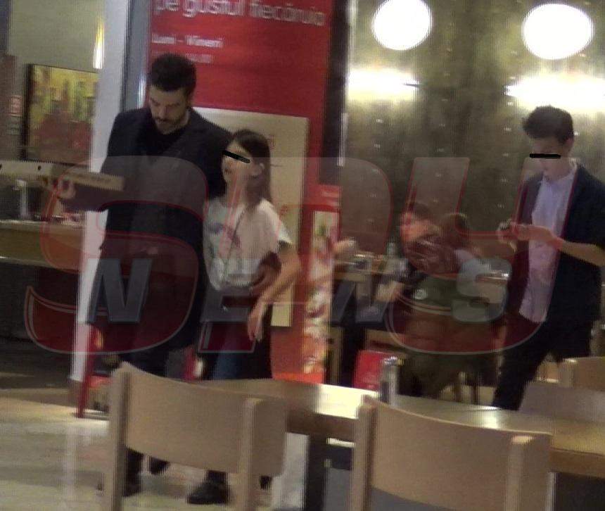 Cum își răsfață cel mai dur rocker copiii? I-a scos la mall și și-au făcut de cap / Video paparazzi