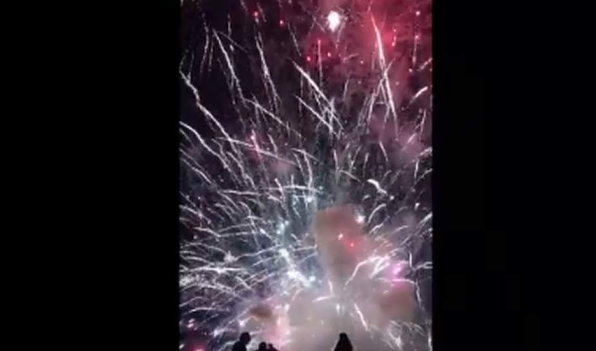 VIDEO / Panică la trecerea în Noul An. Oameni răniți și peste 1000 de persoane evacuate, după ce artificiile au explodat necontrolat