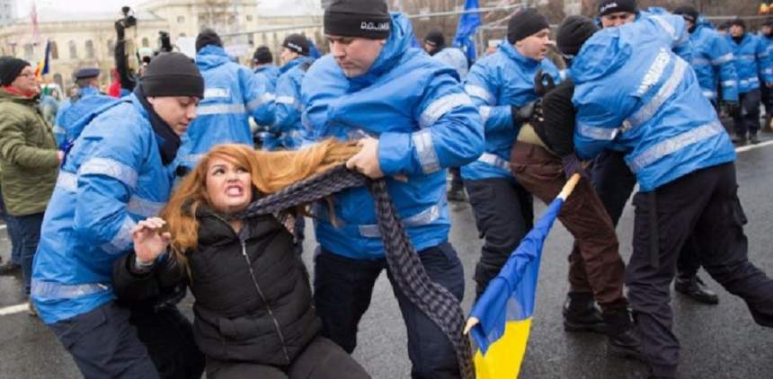 "M-au tras, m-au împins, m-au strâns de gât cu eșarfa, m-au tras de păr. Femeia ridicată de jandarmi la proteste face dezvăluiri șoc