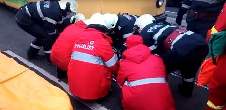VIDEO / Accident teribil la Iași! Bărbat prins sub tramvai, cu multiple leziuni