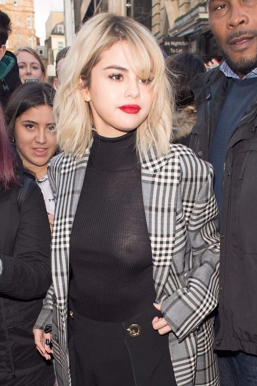 Gafă de proporții! Selena Gomez, cu sânii la vedere în fața camerelor!