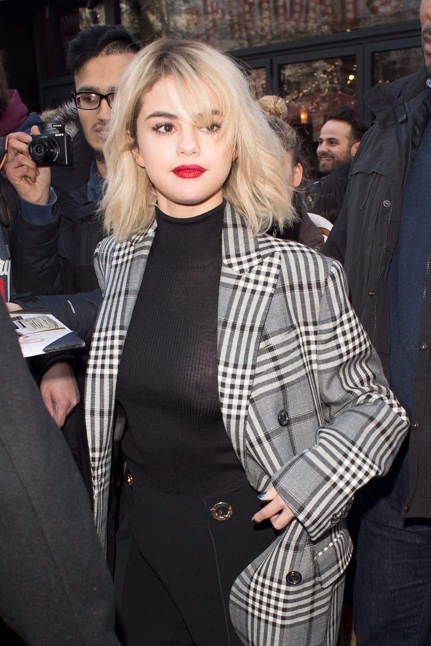 Gafă de proporții! Selena Gomez, cu sânii la vedere în fața camerelor!