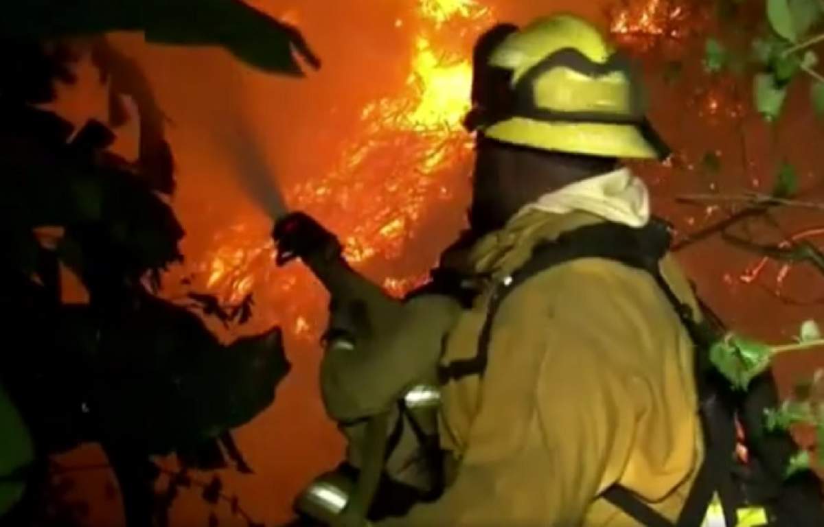Incendiu de proporţii! Mii de case sunt în regim de evacuare: "Fiul meu este pompier şi nu voi aştepta să mă salveze!"