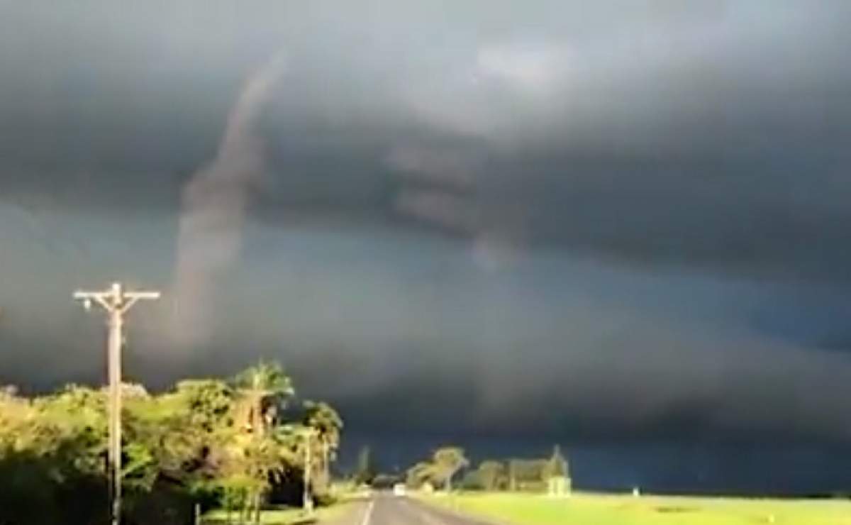 VIDEO /  Filma furtuna când a avut un şoc. Două mâini au apărut pe cer: "Să fie chiar Dumnezeu"
