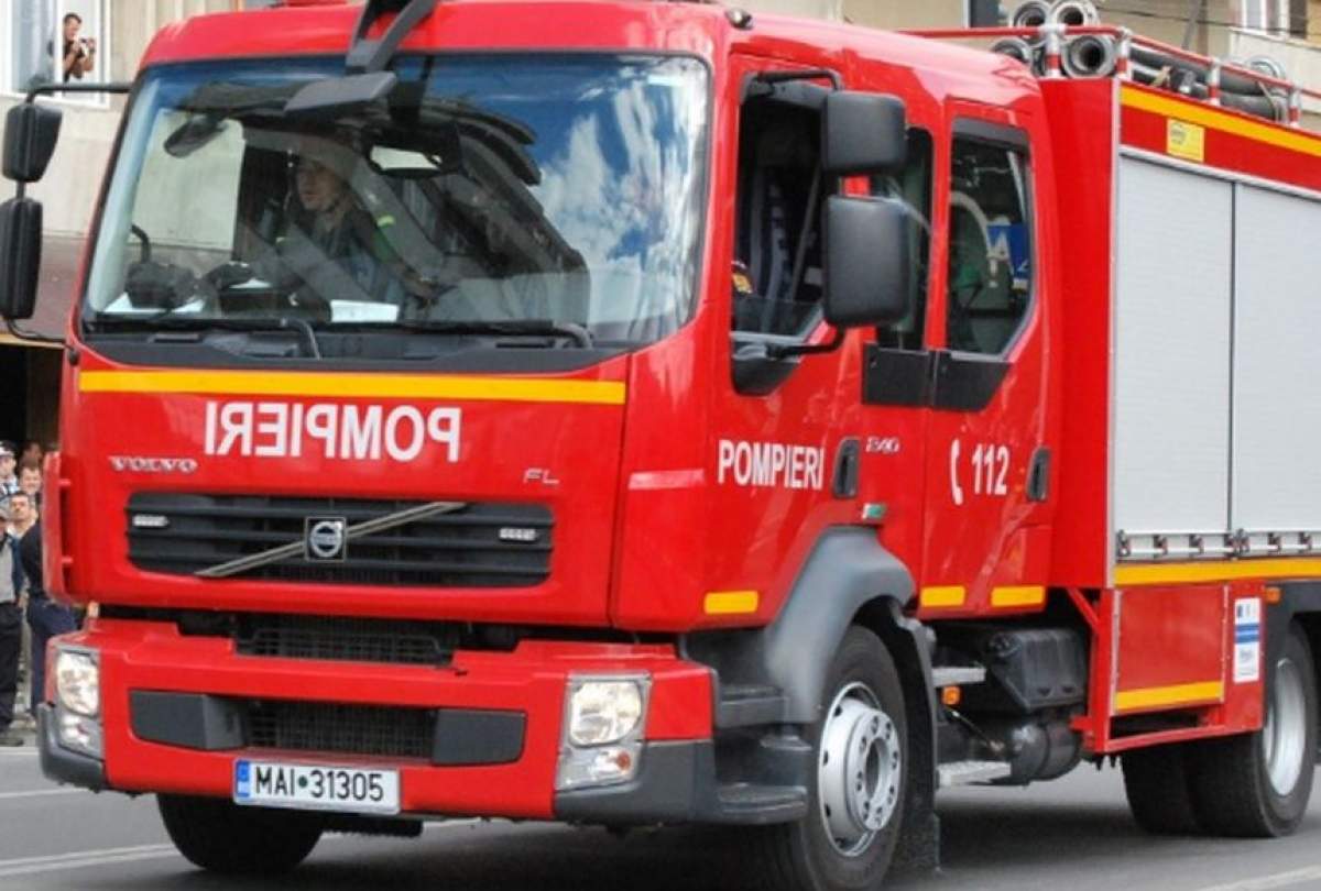 Explozie într-un bloc din Oneşti! Două persoane au ajuns de urgenţă la spital