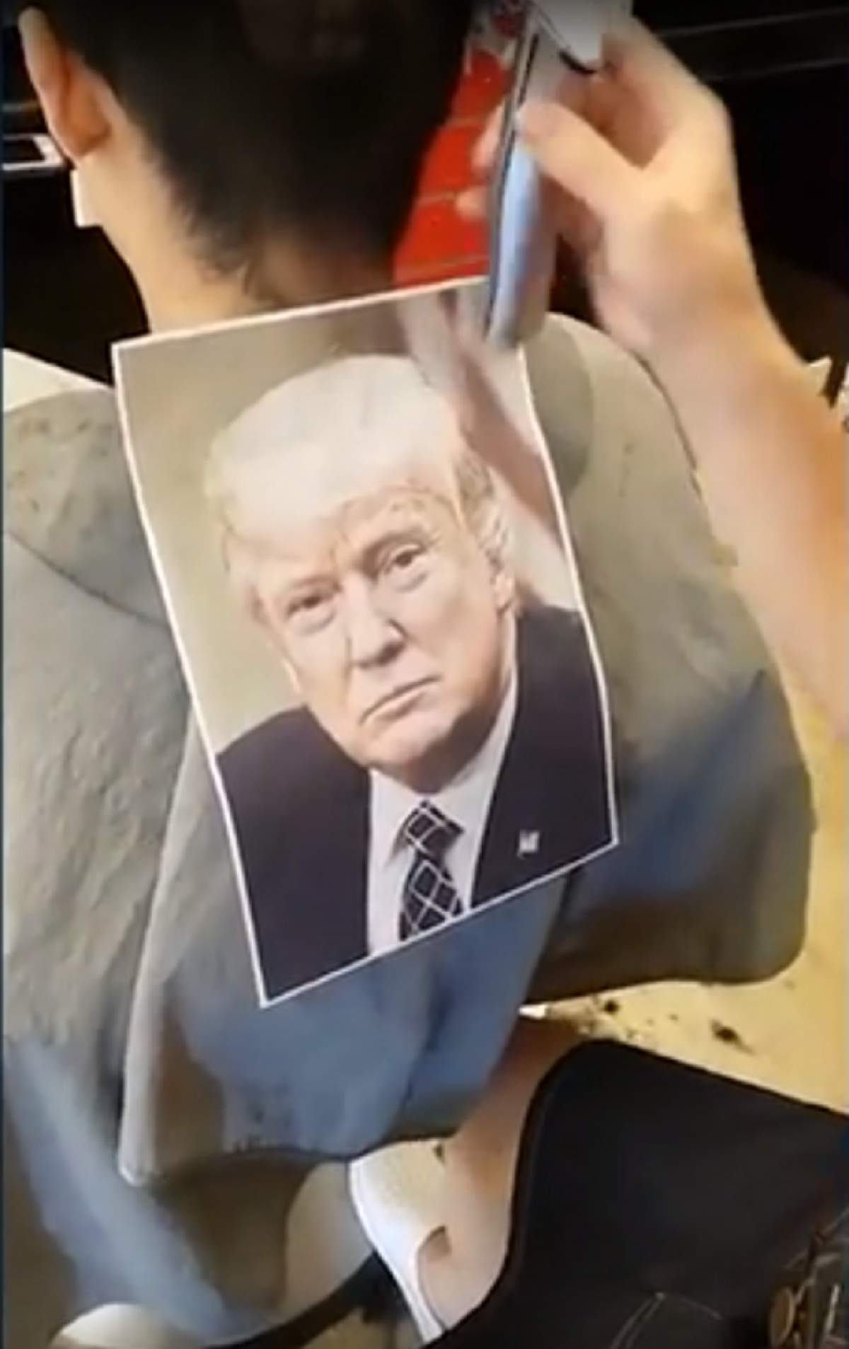 VIDEO de senzație /  Un bărbat și-a "împletit" fața lui Trump în păr. Uite rezultatul!