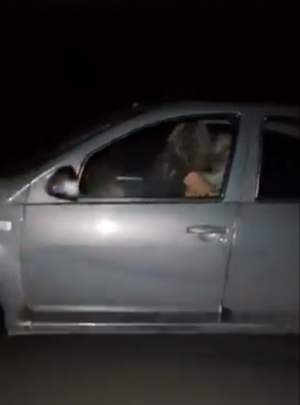 VIDEO / Câtă inconștiență! Au fost prinși făcând sex la volan. Mașina zbura pe autostradă