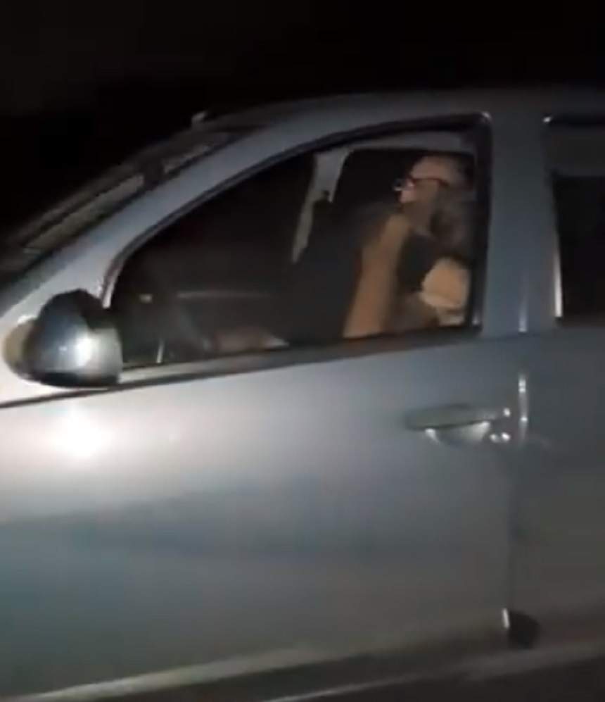 VIDEO / Câtă inconștiență! Au fost prinși făcând sex la volan. Mașina zbura pe autostradă