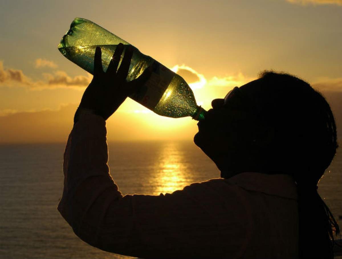 Câtă apă trebuie să bei pe zi? Află RĂSPUNSUL ca să fii SĂNĂTOS și să ai o TINEREȚE îndelungată