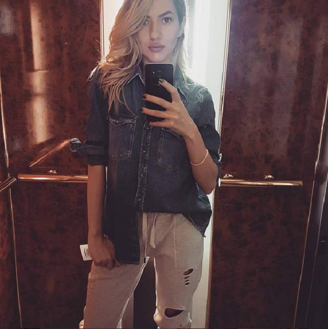 FOTO / În  Zanzibar - în bikini, în România - în ținute lălâi! Lidia Buble, ce ascunzi sub haine?