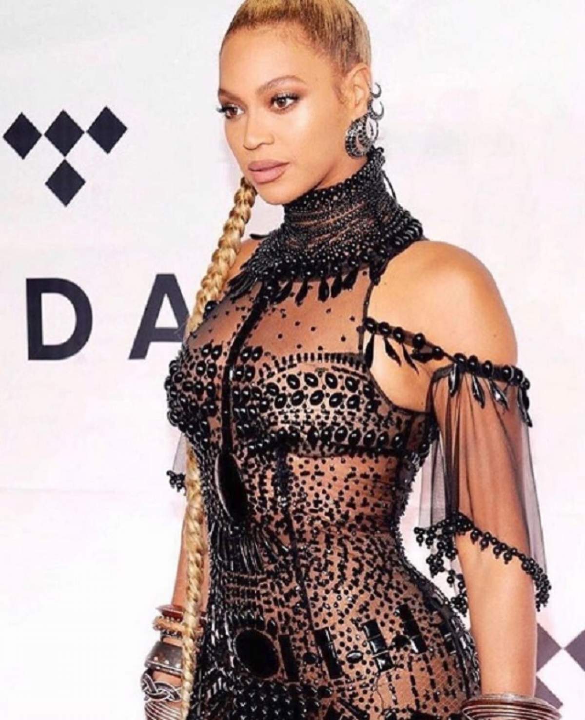 FOTO / Beyonce e însărcinată! A făcut publică prima poză cu burta de gravidă