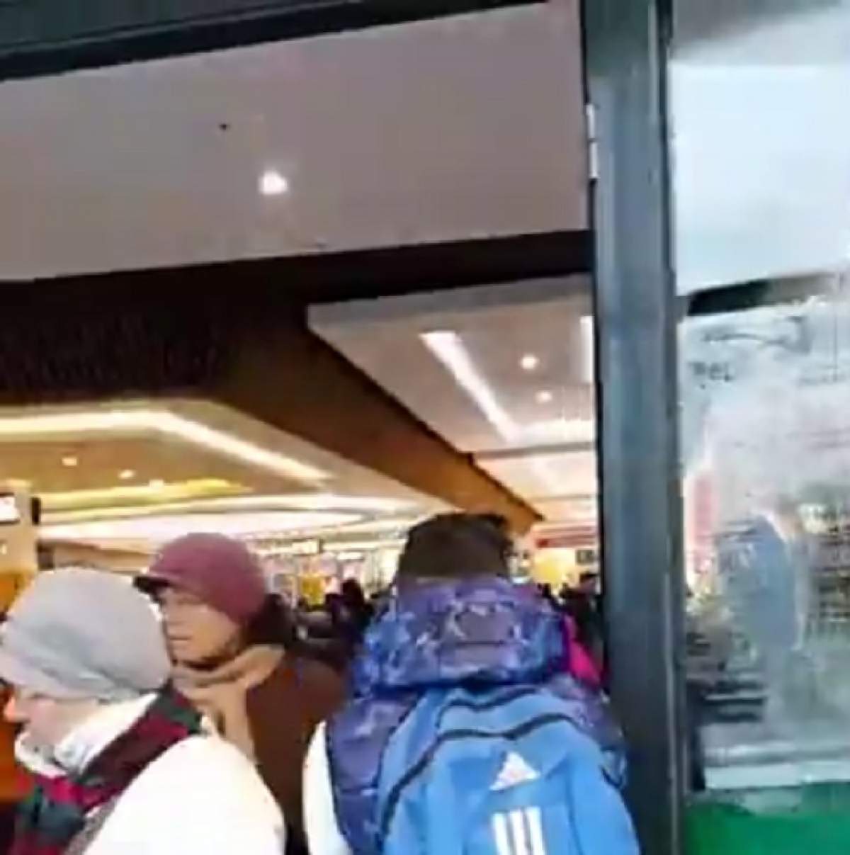 Alertă cu bombă la mall-ul din Galați! Oamenii sunt evacuați