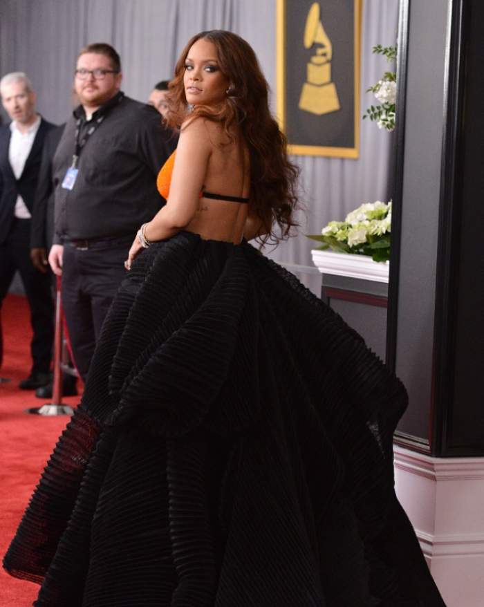FOTO / Rihanna, cu aripioarele la vedere la Premiile Grammy