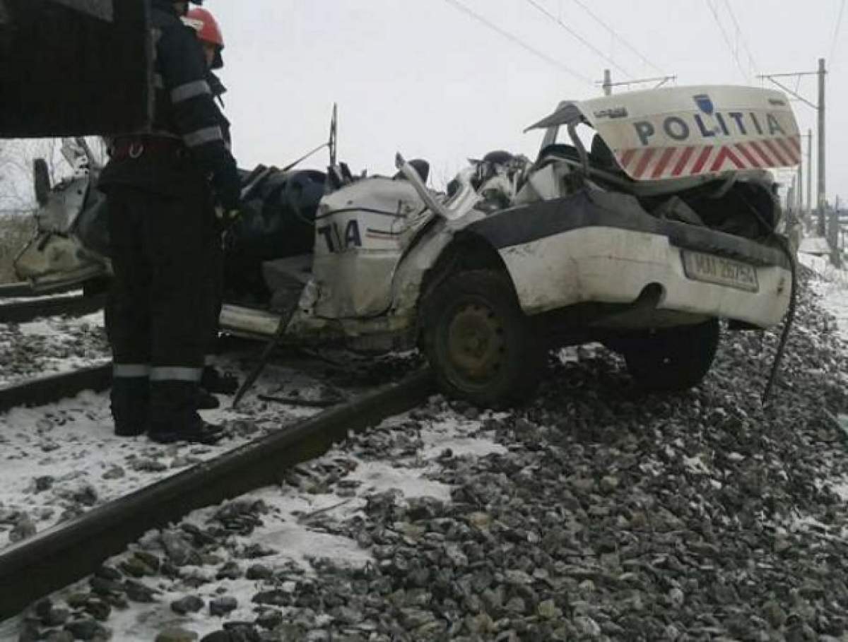 Accident GRAV! O maşină de poliţie a fost lovită de tren