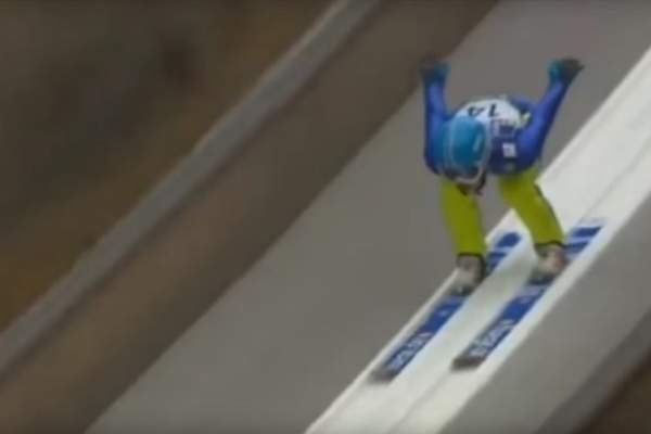 Accident înfiorător la sărituri cu schiurile! O sportivă a căzut în cap! / VIDEO