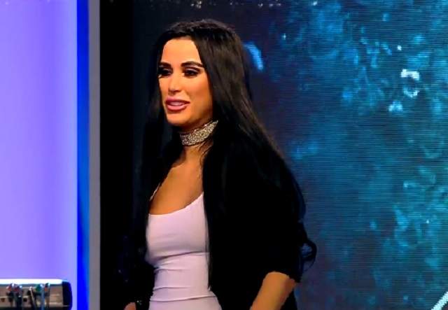 FOTO & VIDEO / Daniela Crudu, fără sutien la "Xtra Night Show"? Apariţia asistentei e de milioane