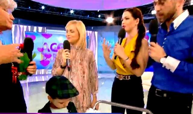 FOTO / Burtica Simonei Gherghe creşte pe zi ce trece! Prezentatoarea TV a ales o ţinută specială pentru azi