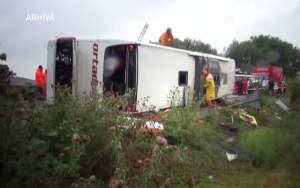 VIDEO / Autocar românesc, implicat într-un accident grav la graniţa cu Ungaria! Patru persoane au murit şi peste 15 rănite