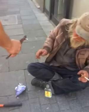 VIDEO / Scene ca-n Evul Mediu! Un om fără adăpost, filmat în timp ce un bărbat îi scoate un dinte cu un cleşte, în plină stradă