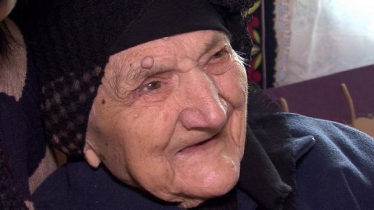 Are 100 de ani şi nu a mai dormit din tinereţe! Cum arată femeia din Buzău care reprezintă o legendă vie pentru consăteni