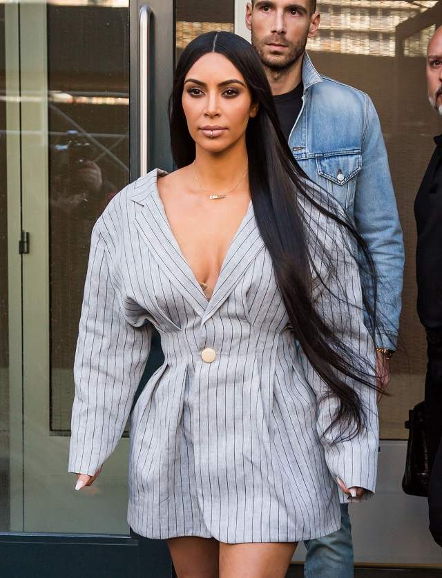 VIDEO / Kim Kardashian, cu sânii la vedere! A apărut în public fără nicio jenă