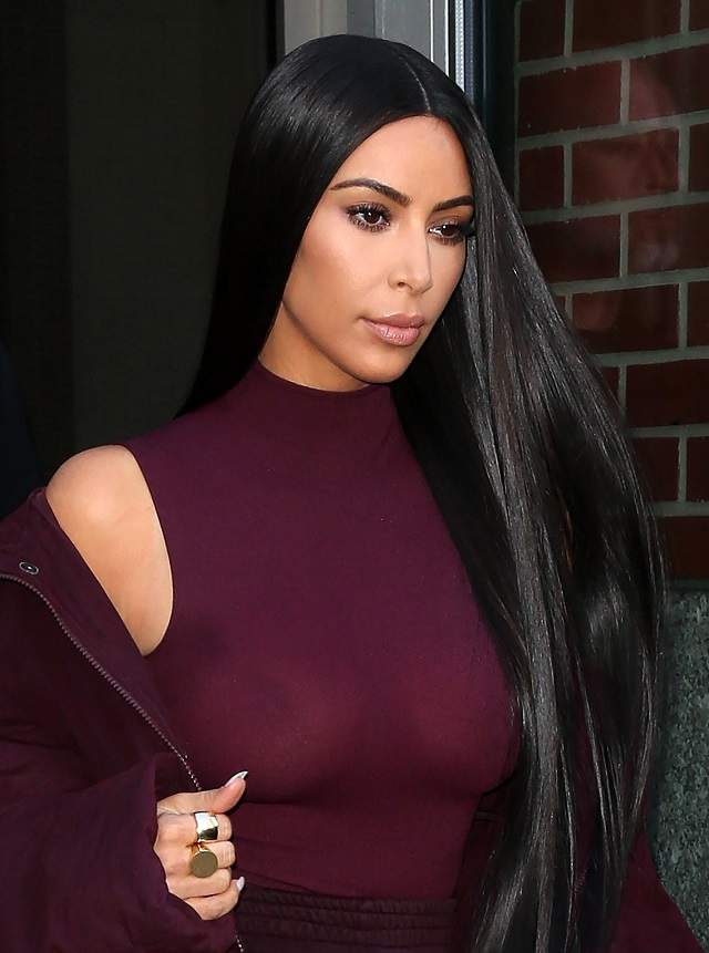 VIDEO / Kim Kardashian, cu sânii la vedere! A apărut în public fără nicio jenă