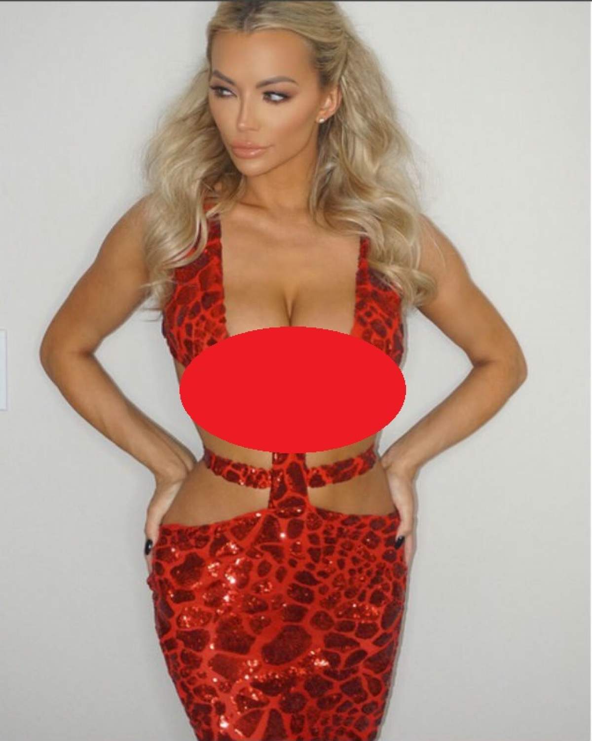 VIDEO / Lindsey Pelas are atât de mari sânii, încât i-au "evadat" din bustieră! Privirea bărbaţilor se blochează pe "bijuteriile" ei