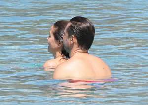 FOTO INCENDIAR / Au făcut amor în mare? O actriţă şi soţul ei au continuat săruturile şi atingerile fierbinţi şi pe mal!