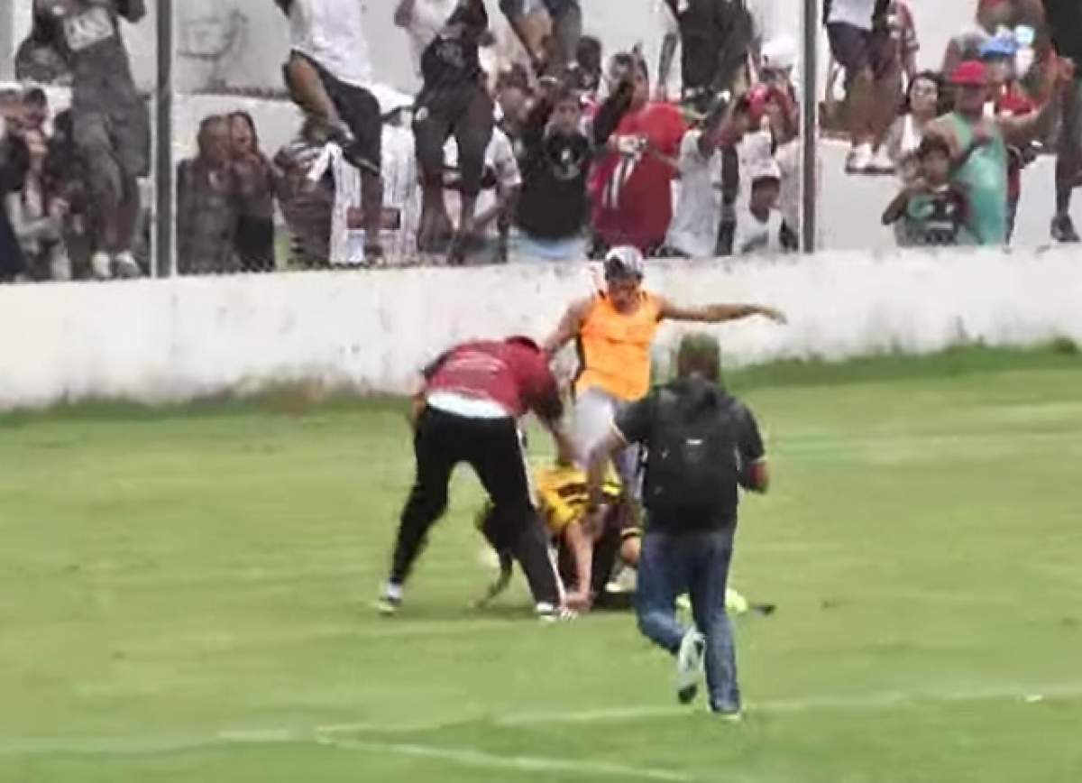 Scene incredibile la un meci de fotbal! Jucătorii şi fanii s-au luat la bătaie / VIDEO