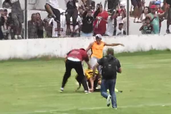 Scene incredibile la un meci de fotbal! Jucătorii şi fanii s-au luat la bătaie / VIDEO