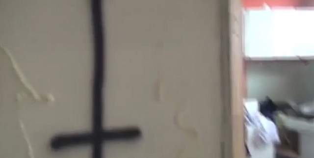 VIDEO ŞOCANT / Poliţia a intrat cu forţa într-o casă în care erau practicate ritualuri sataniste. Cum au fost găsiţi cei 5 copii ai familiei