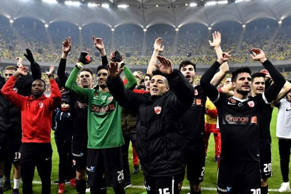Dinamo a câştigat războiul stelelor! „Câinii” profită din plin de scandalul dintre Becali şi Armată!