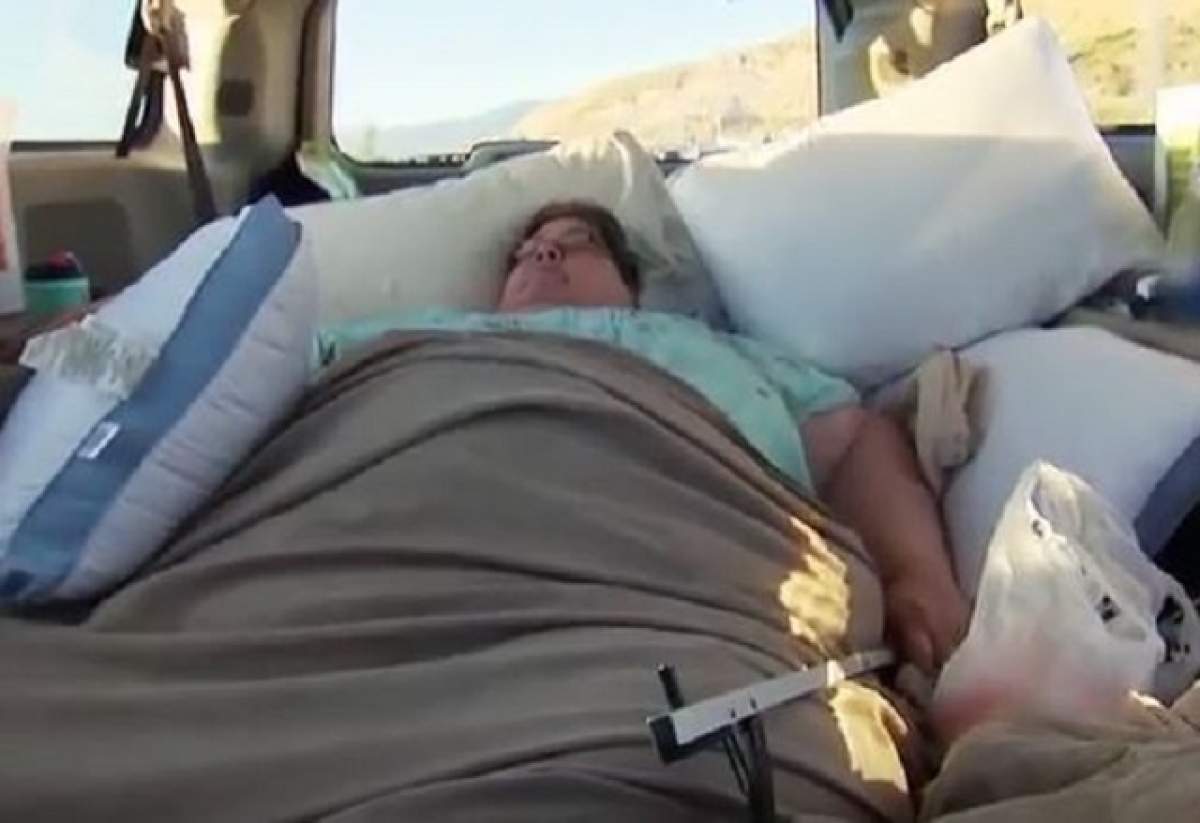 VIDEO / O femeie a avut nevoie de șapte oameni să o dea jos din mașină! Greutatea ei depășește 280 de kilograme