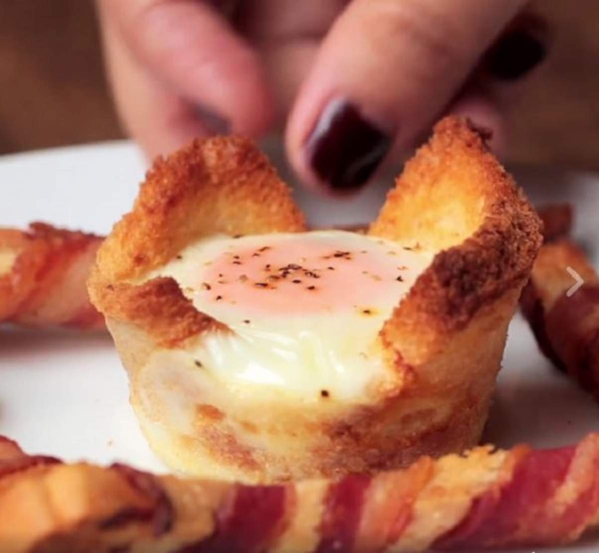 REȚETA ZILEI - VINERI: Ouă în pâine cu bacon! Micul dejun perfect