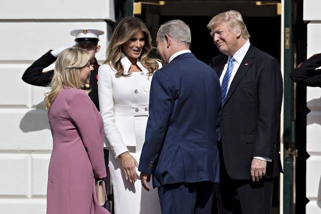 FOTO / Melania Trump, gafă enormă la Casa Albă. A apucat-o de  fund pe soţia prim-ministrului