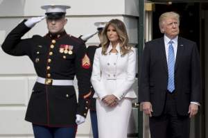 FOTO / Melania Trump, gafă enormă la Casa Albă. A apucat-o de  fund pe soţia prim-ministrului