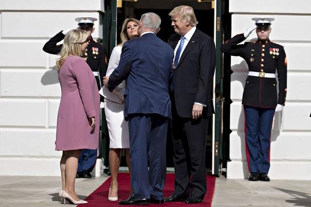 FOTO / Melania Trump, gafă enormă la Casa Albă. A apucat-o de  fund pe soţia prim-ministrului