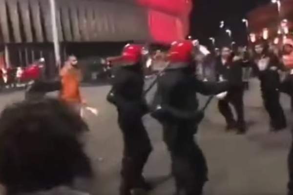 Nebunie la Bilbao! Suporterii echipelor Athletic şi APOEL Nicosia s-au încăierat pe străzi! / VIDEO