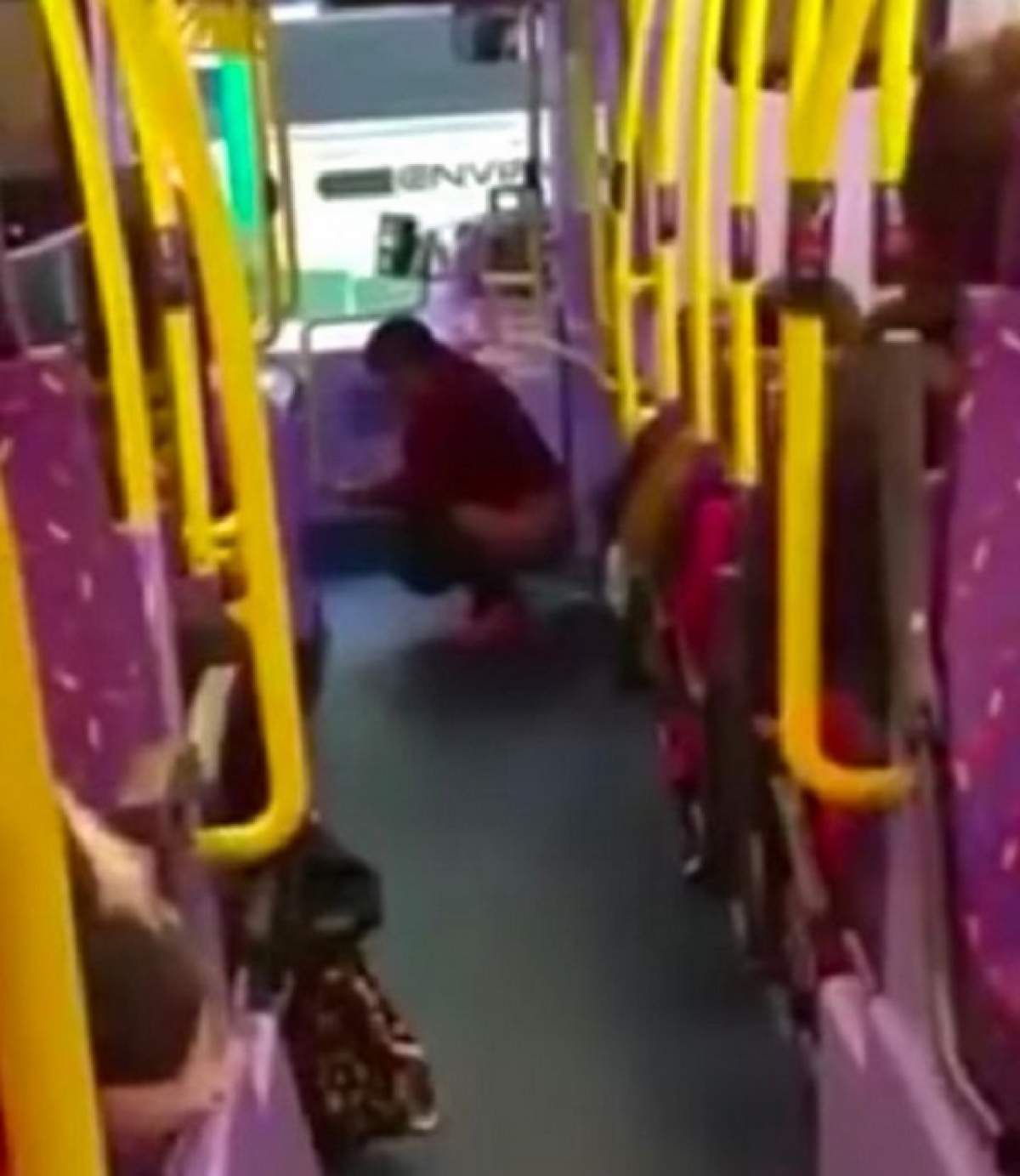 VIDEO SCANDALOS / Pfff, ce urât miroase! O femeie și-a făcut nevoile în autobuz, de față cu ceilalți călători